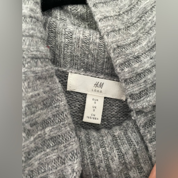 Knitted grey midi dress from H&M with a slit - Picture 2 of 4